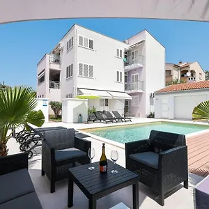 Leona Apartment